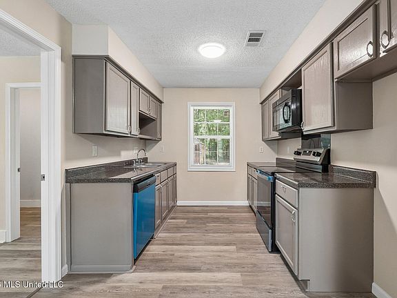 3rd image of 9724 Donchester Cir