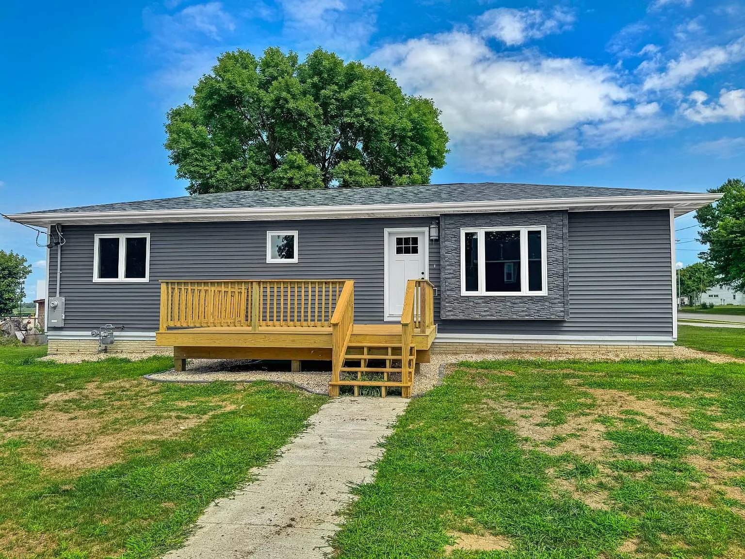 2 bed, 2.0 bath, 2400 sqft, $1,800 — Photo 1