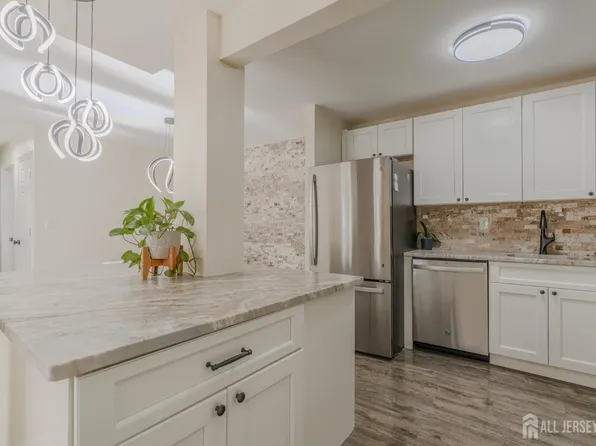 903 Cricket Ln, Woodbridge, NJ 07095