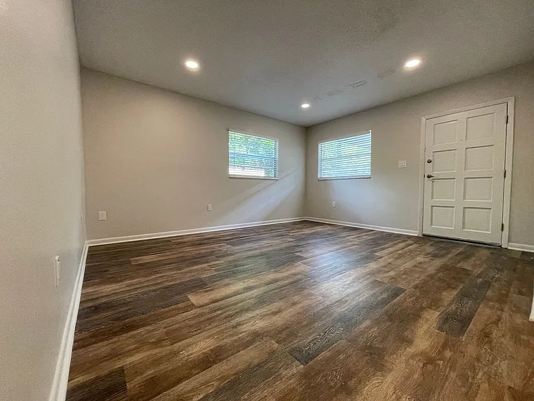 129 E Amelia St — Photo 24