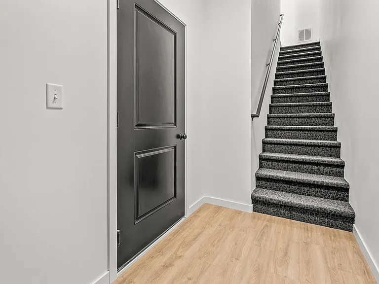 895 W 8th St — Photo 13