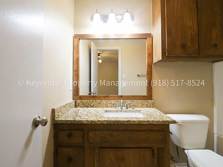 4902 S Gum Ave — Photo 70