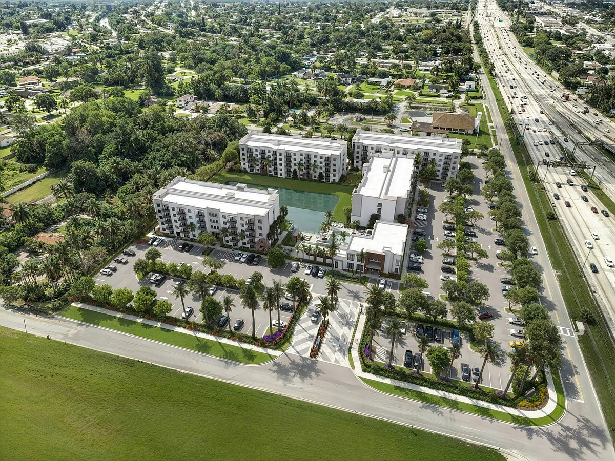 Building Photo - Caroline Golden Glades