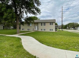 413 N Main St, Lennox, SD 57039