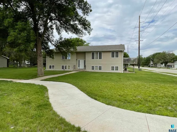 413 N Main St, Lennox, SD 57039
