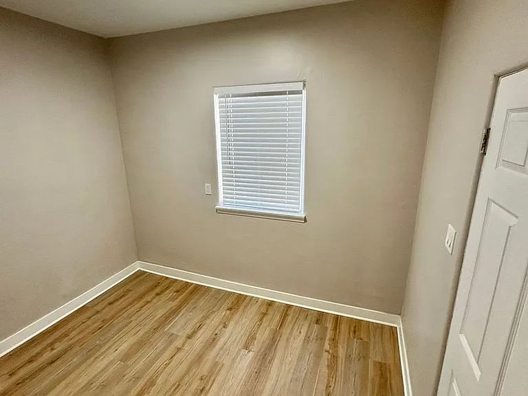 527 Hyde Park Blvd — Photo 23