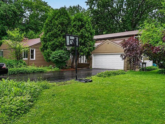 3rd image of 393 Warwick Ln