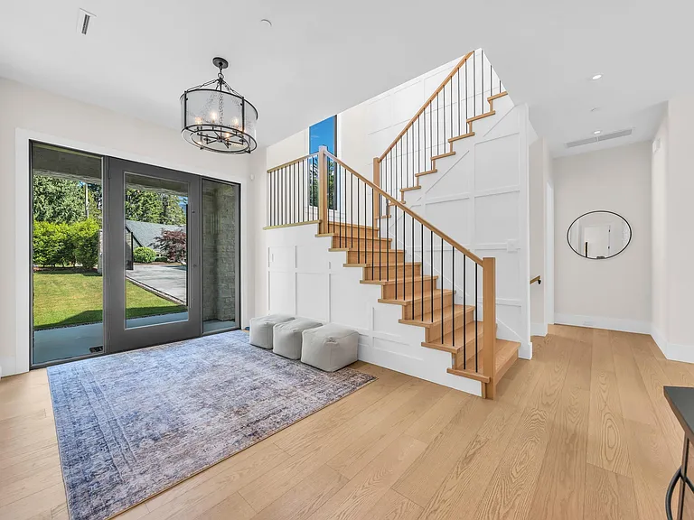 372 Moyne Dr — Photo 2