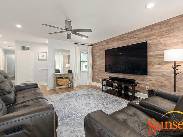 1835 Crandall Dr — Photo 2