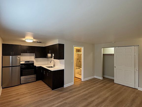 3rd image of 5917 N Kenmore Ave APT 102