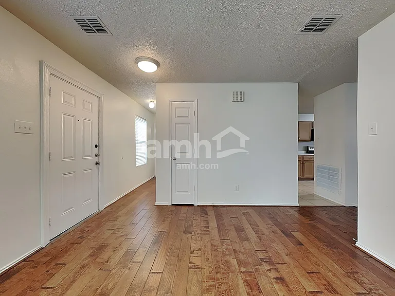 1528 Englewood Dr — Photo 8