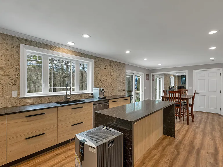 40 Mary Ann Ave — Photo 35