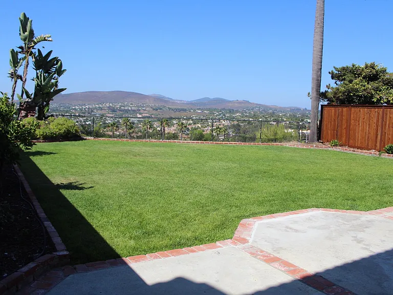 2327 Summerhill Dr — Photo 2