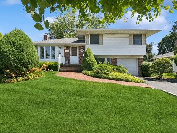17 Wren Drive, Woodbury, NY 11797
