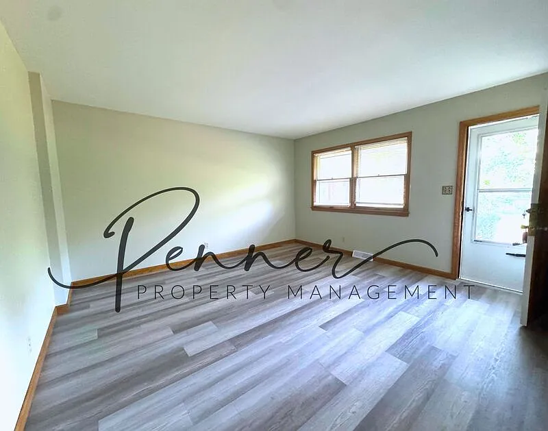 2 bed, 1.0 bath, 1010 sqft, $895 — Photo 2