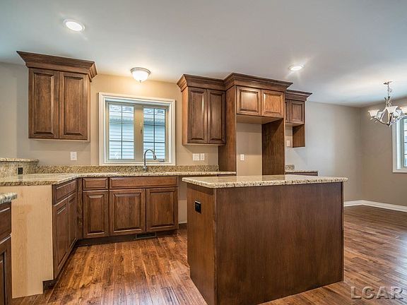 4th image of 824 Bonner Dr