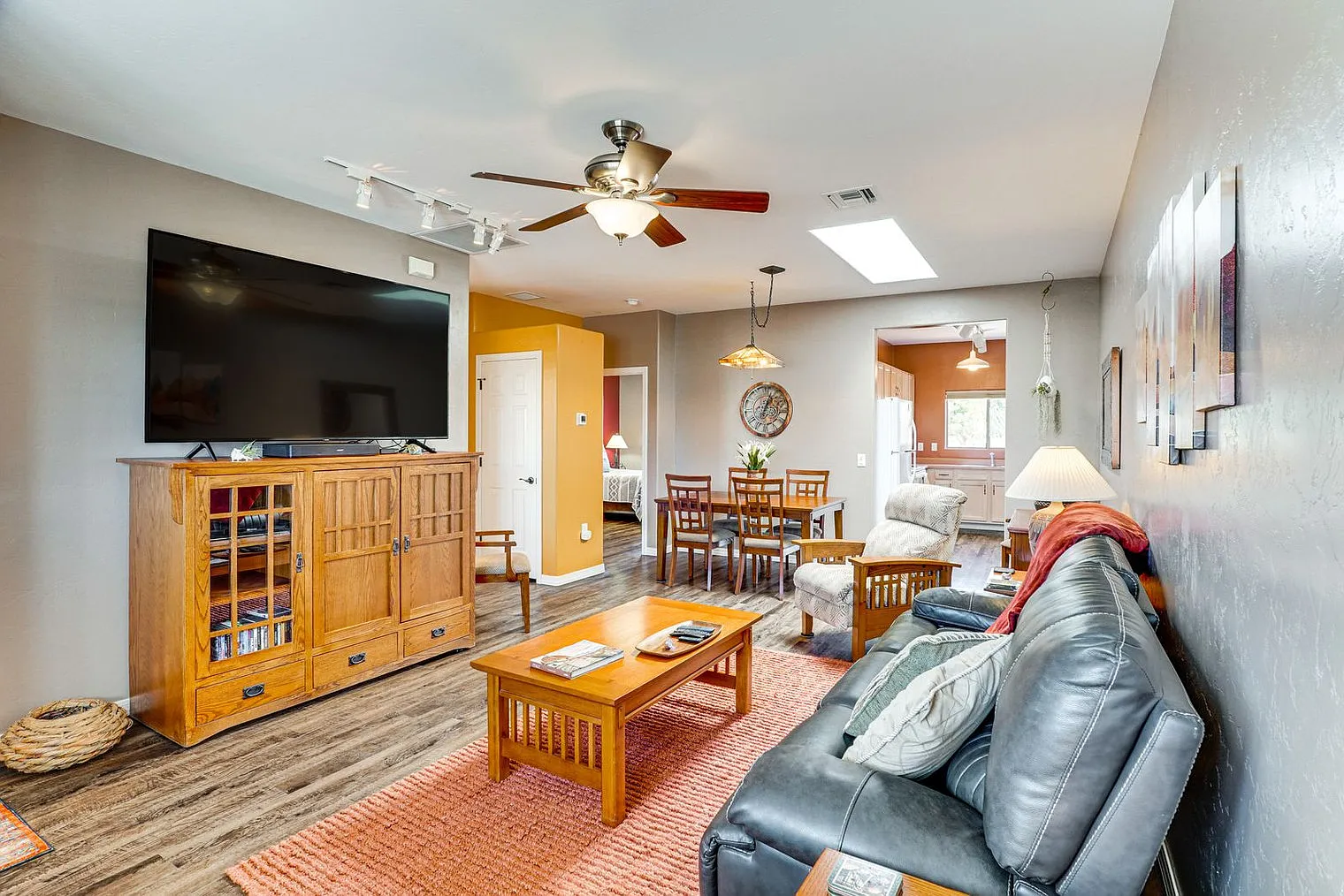 2 bed, 2.0 bath, 1194 sqft, $2,472 — Photo 3