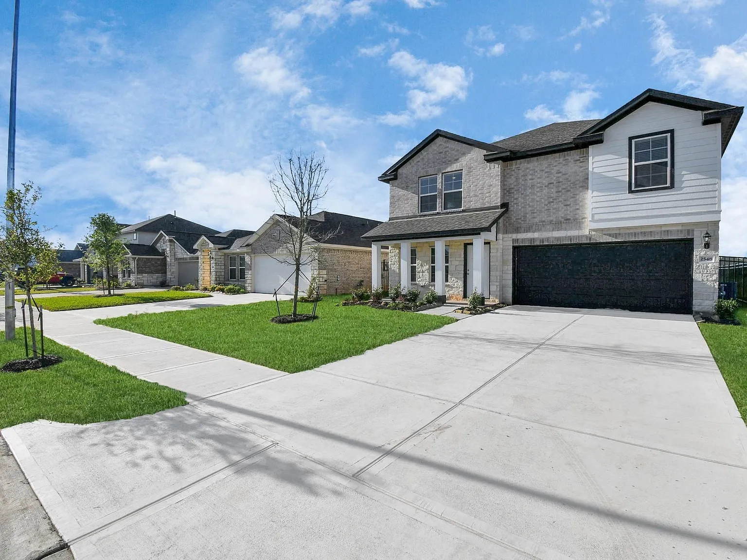 4 bed, 2.5 bath, 2407 sqft, $3,300 — Photo 2