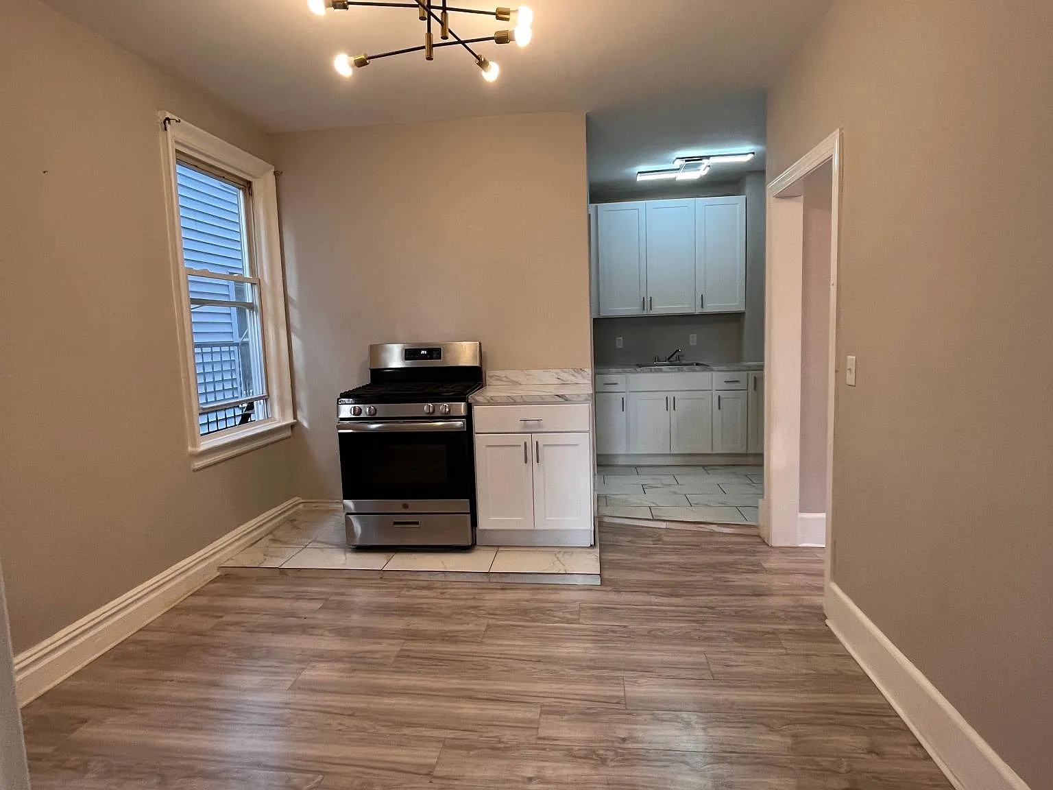 2 bed, 800 sqft, $2,100 — Photo 3