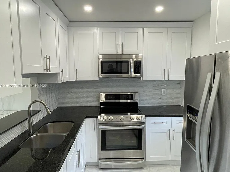 5051 W Oakland Park Blvd #204 — Photo 30