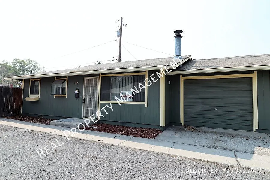 966 Roberts St photo 1