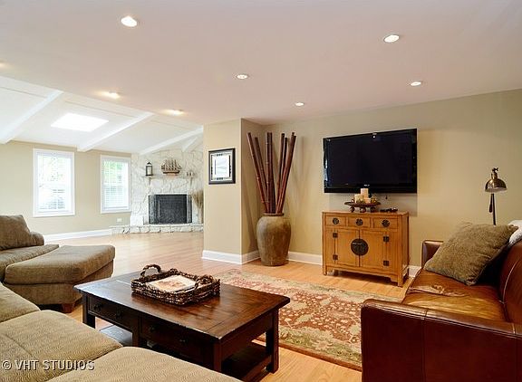 2nd image of 930 N Topanga Dr