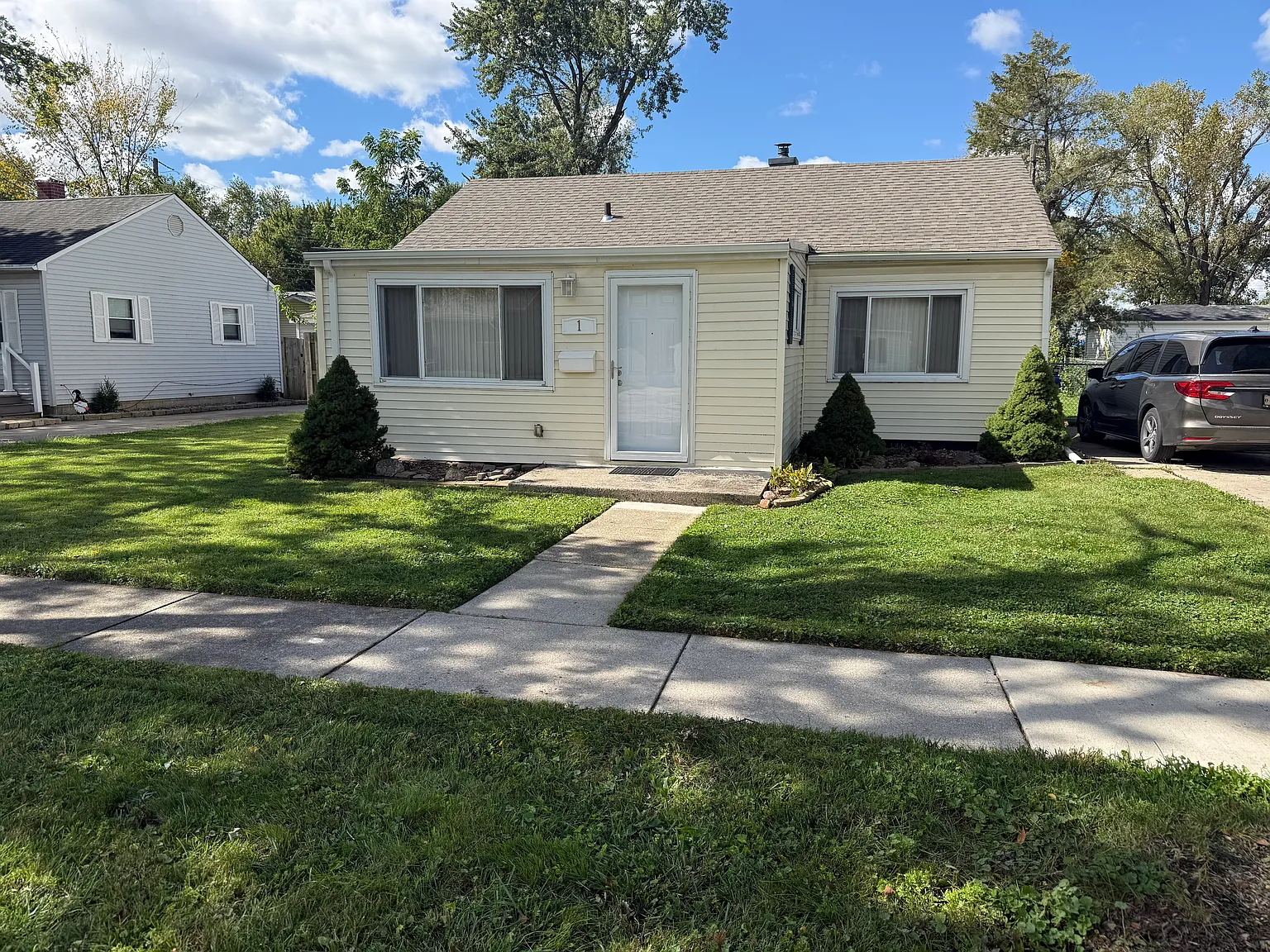 3 bed, 1041 sqft, $1,950 — Photo 1