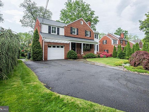 3rd image of 1115 N George Mason Dr