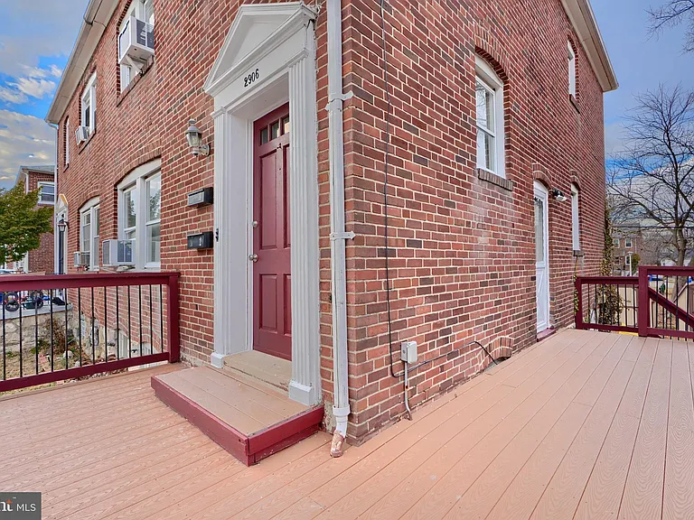 2906 Clearview Ave — Photo 2