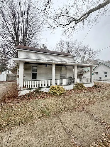 912 Pleasant St Photo 1