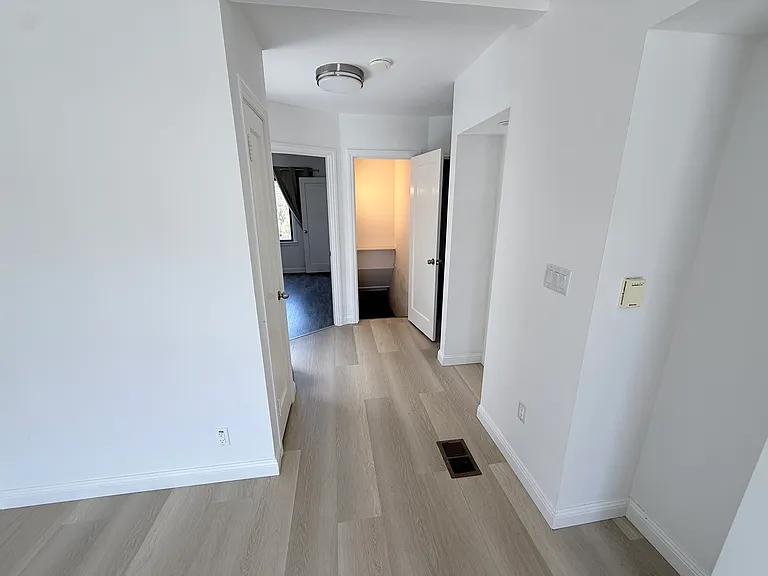 648 Sweeny St — Photo 8