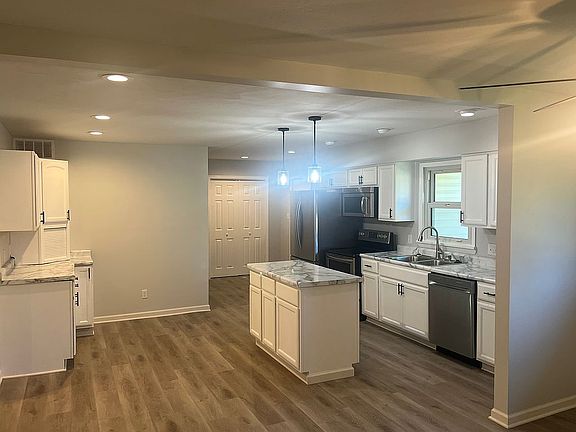 3rd image of 208 Ruoff Dr