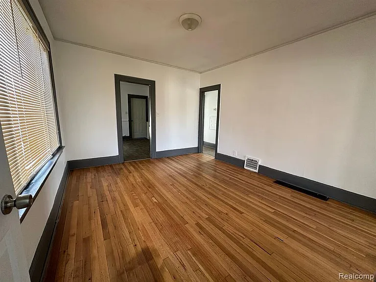 734 Ashland Ave — Photo 2