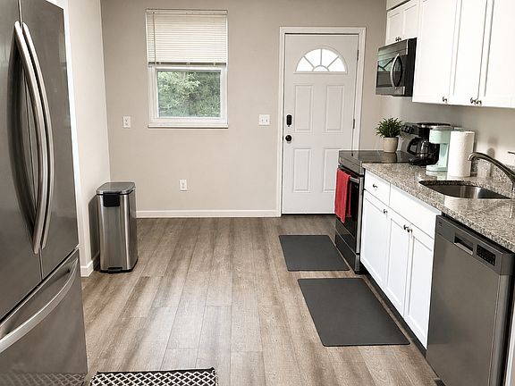 3rd image of 525-529 Farnsworth St #525
