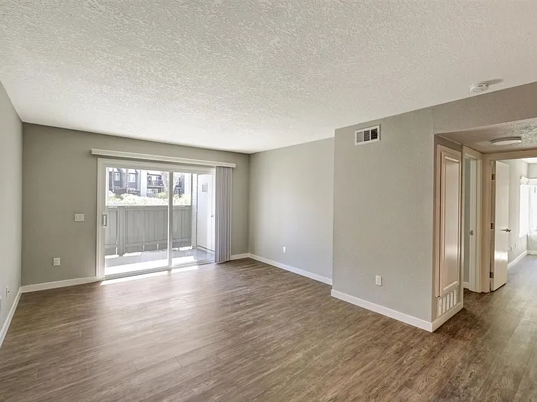 The James Apartments — Photo 18