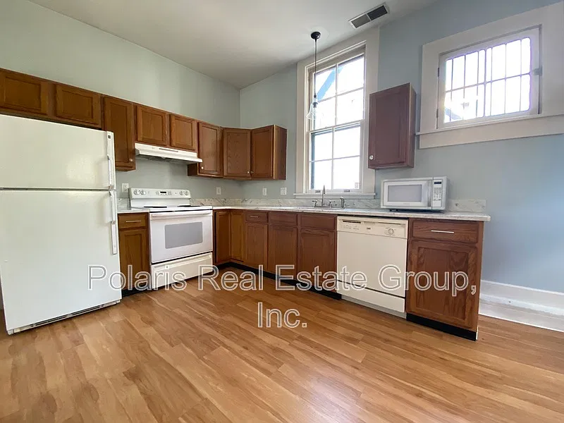 2 bed, 1.0 bath, 1100 sqft, $1,795 — Photo 3