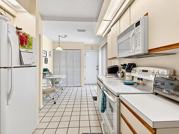 4th image of 7126 28TH AVENUE DRIVE W #2250