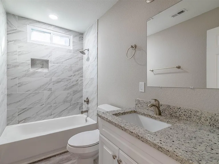 220 W Murray St — Photo 11
