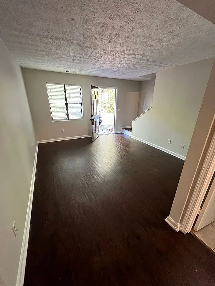 2 bed, 1.5 bath, 1050 sqft, $1,399 — Photo 4