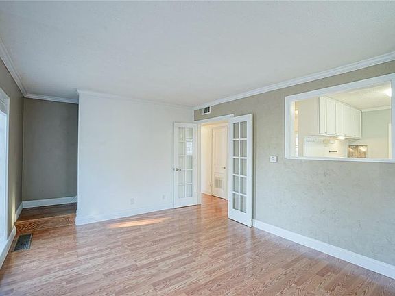 3rd image of 5527 N Crestview Ave