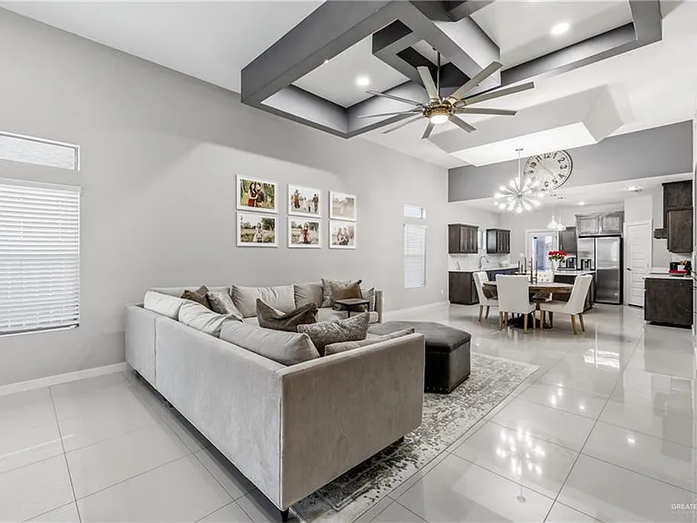 921 Casa Blanca — Photo 4