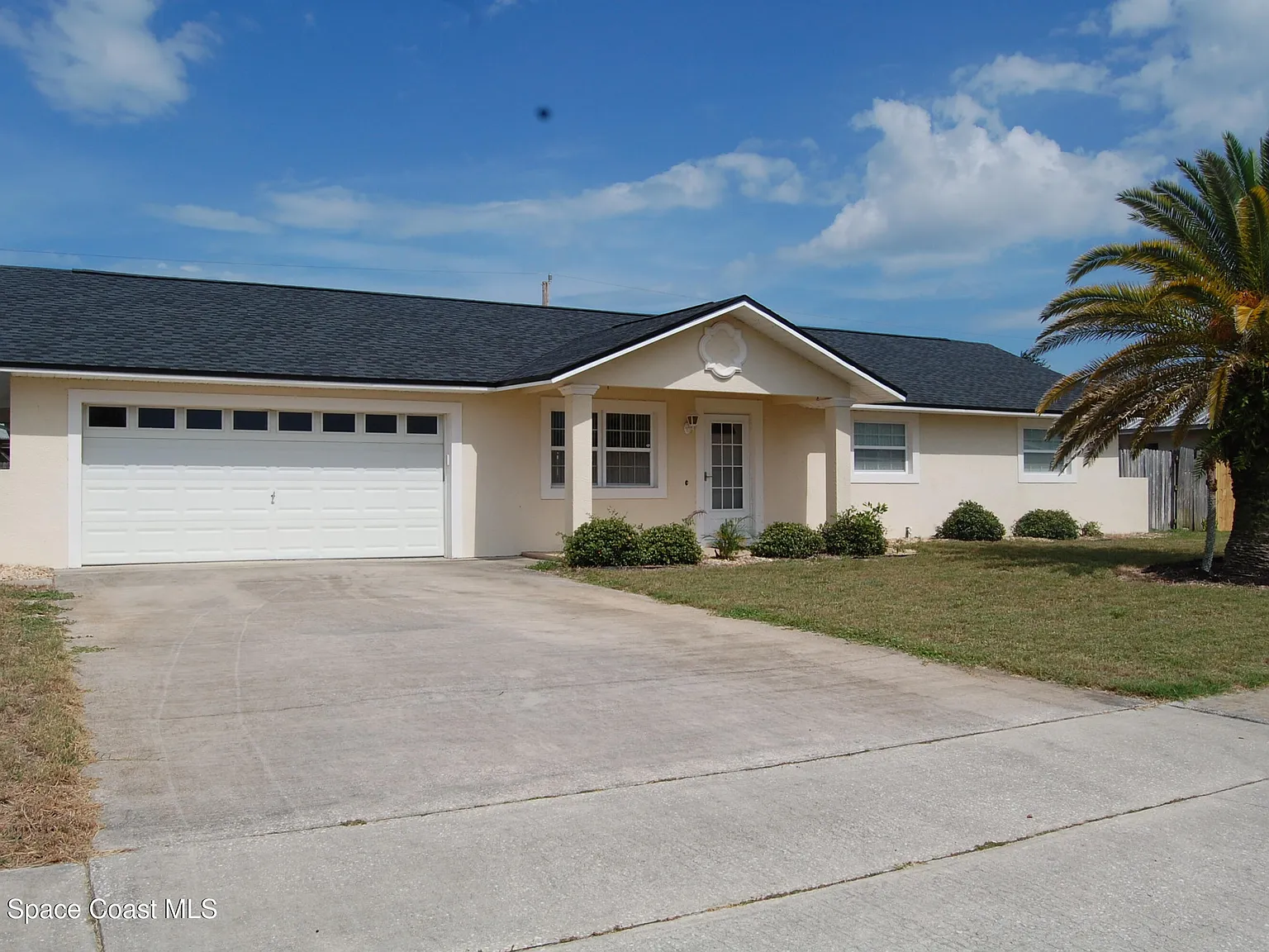 3 bed, 2.0 bath, 1950 sqft, $3,100 — Photo 2
