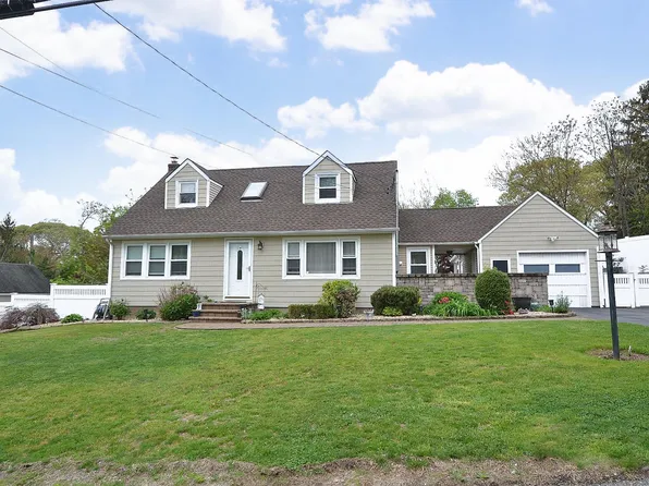 10 Metzner Road, Lake Ronkonkoma, NY 11779