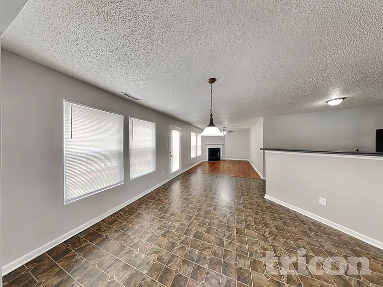901 Skywatch Ln — Photo 4