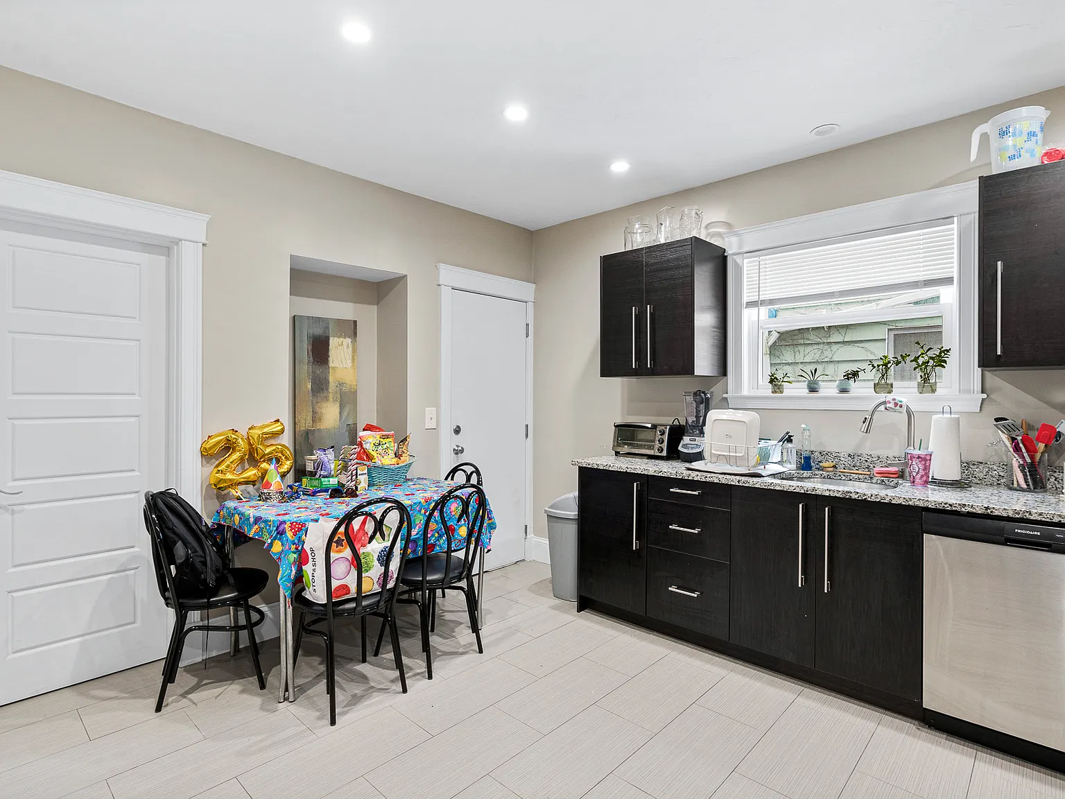 4 bed, 1.5 bath, 1000 sqft, $3,875 — Photo 2