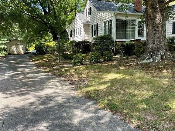 3rd image of 1826 S Park Dr