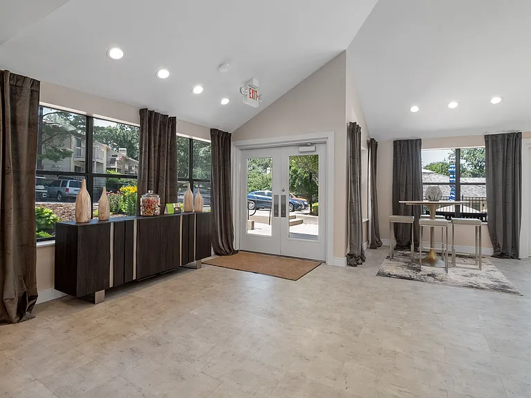 Lago Vista Apartments — Photo 32