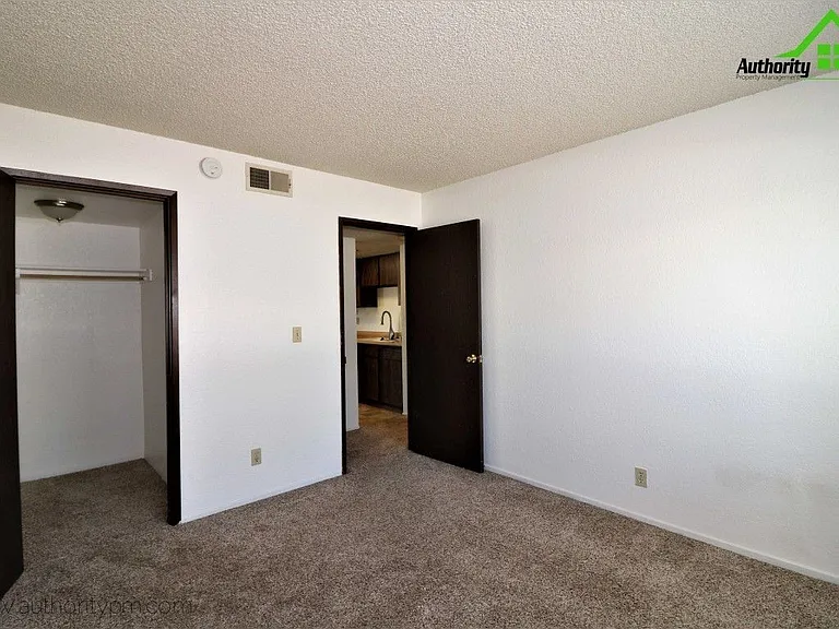 900 Jamieson Ct #4 — Photo 11
