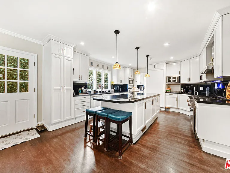 401 N McCadden Pl — Photo 18