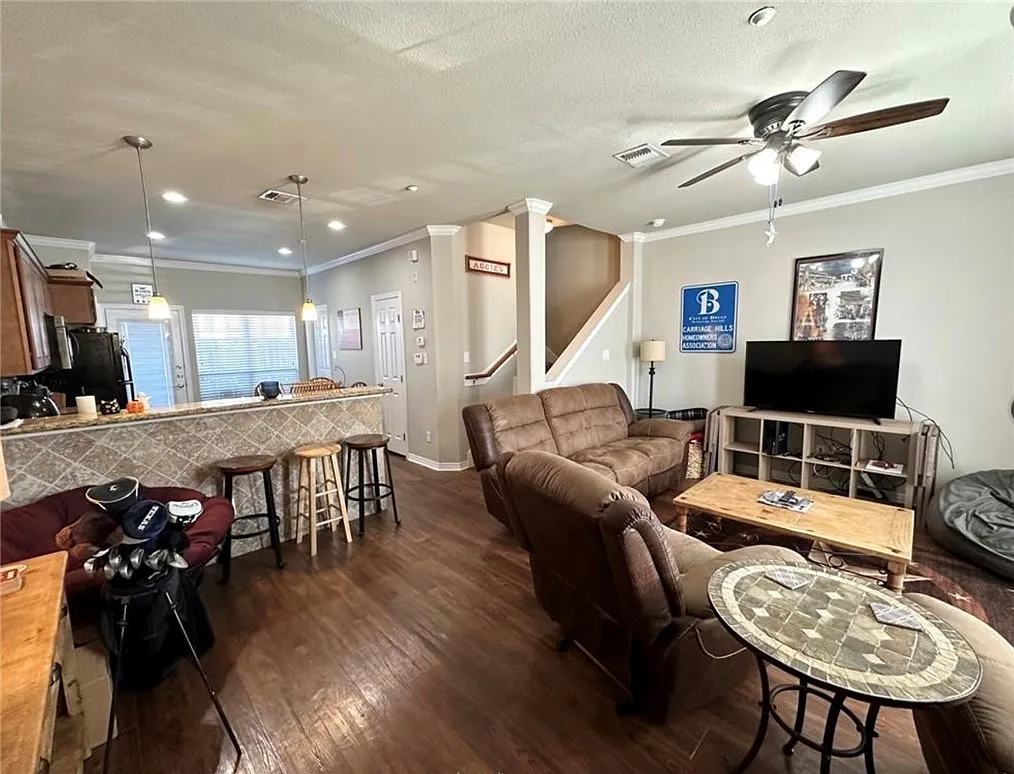 4 bed, 4.5 bath, 1856 sqft, $2,600 — Photo 2